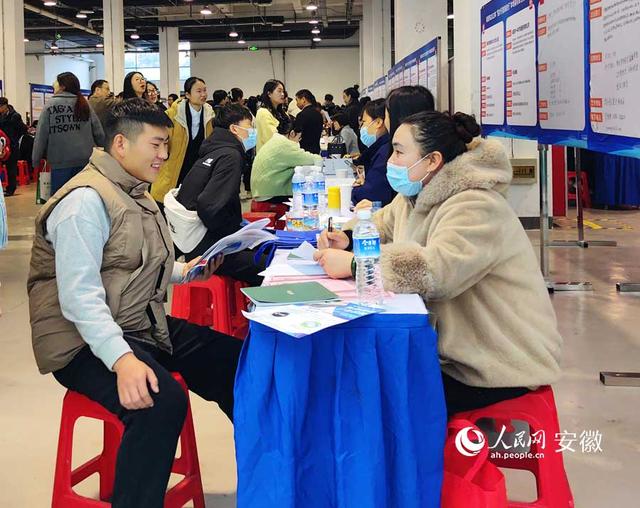 阜阳市“招才引智高校行”5000多岗位亮相本地高校联合招聘会1.jpeg