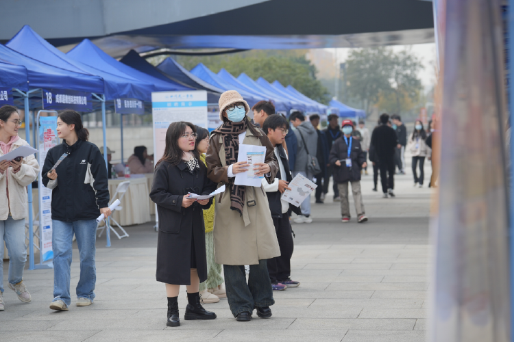 成渝双城联动招聘会走进西南民族大学，232人达成初步就业意向.png