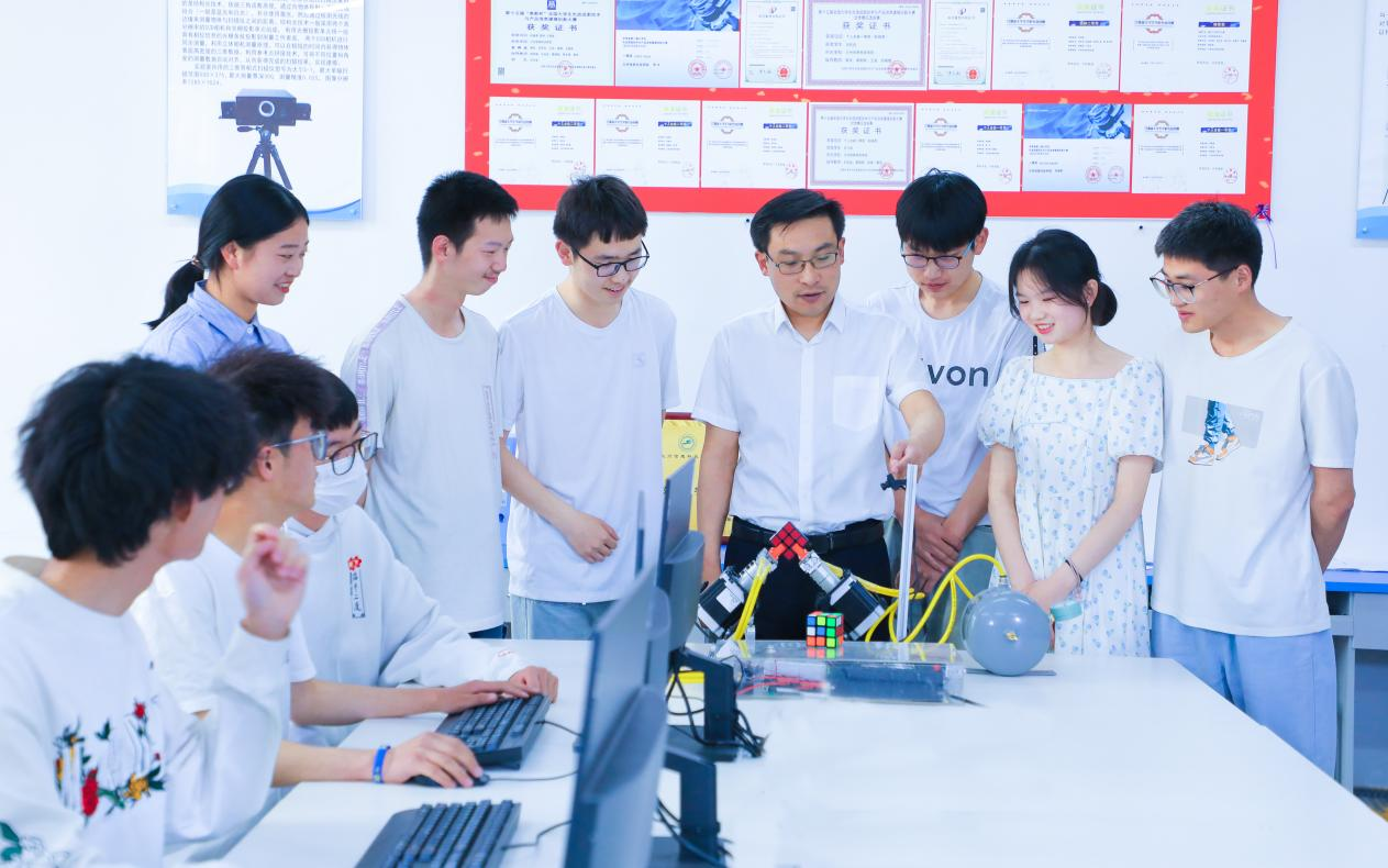 兰州信息科技学院斩获第二届甘肃省黄炎培职业教育奖“优秀学校奖”2.png
