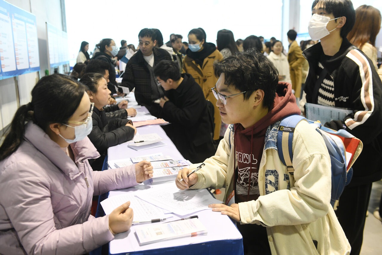 1702609292456862.jpg 安徽阜阳:招聘会进高校 招才引智促就业4.jpg