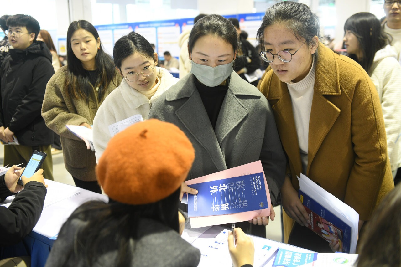 1702609296603751.jpg 安徽阜阳:招聘会进高校 招才引智促就业3.jpg