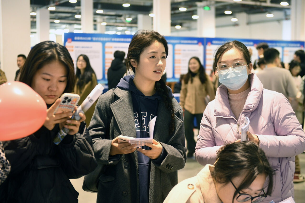 1702609304318135.jpg 安徽阜阳:招聘会进高校 招才引智促就业2.jpg