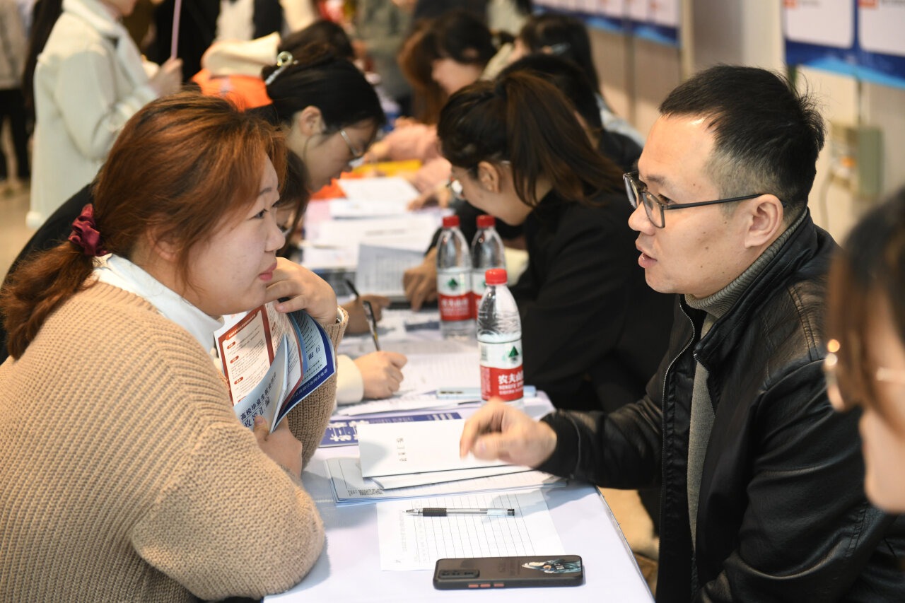 1702609312871651.jpg 安徽阜阳:招聘会进高校 招才引智促就业.jpg