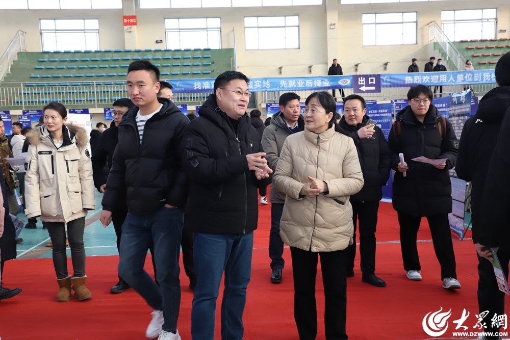 青岛西海岸新区成功举办2024届毕业生冬季校园招聘会1.jpg