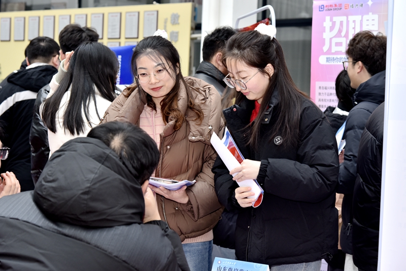 山东科技大学举办研后专场招聘会 计划揽才万人2.jpg