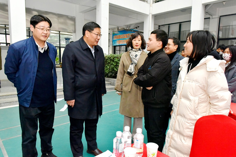 山东科技大学举办研后专场招聘会 计划揽才万人1.jpg