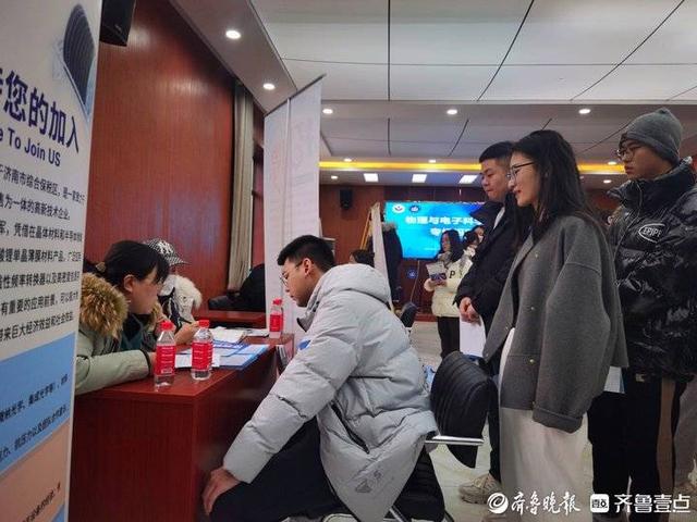 务实高效，山东师大教学楼里举办“小而精”招聘会.jpeg