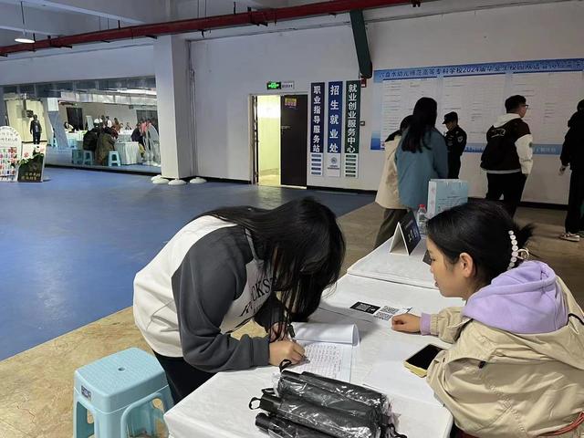 1704346995798679.jpeg 六盘水市:探索“126”服务模式 助力大学生就业2.jpeg