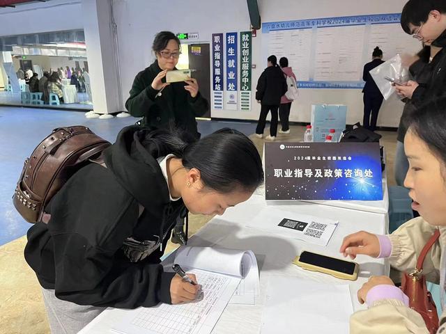 1704347004669708.jpeg 六盘水市:探索“126”服务模式 助力大学生就业.jpeg