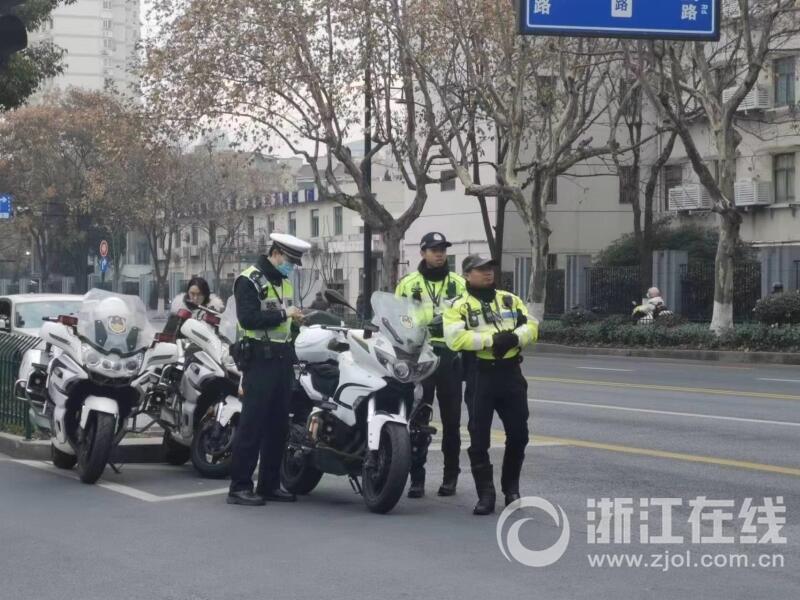 2024年首场高考开考 考点外红色元素满满7.jpg