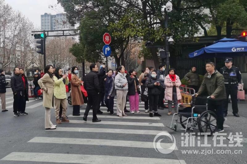 2024年首场高考开考 考点外红色元素满满5.jpg