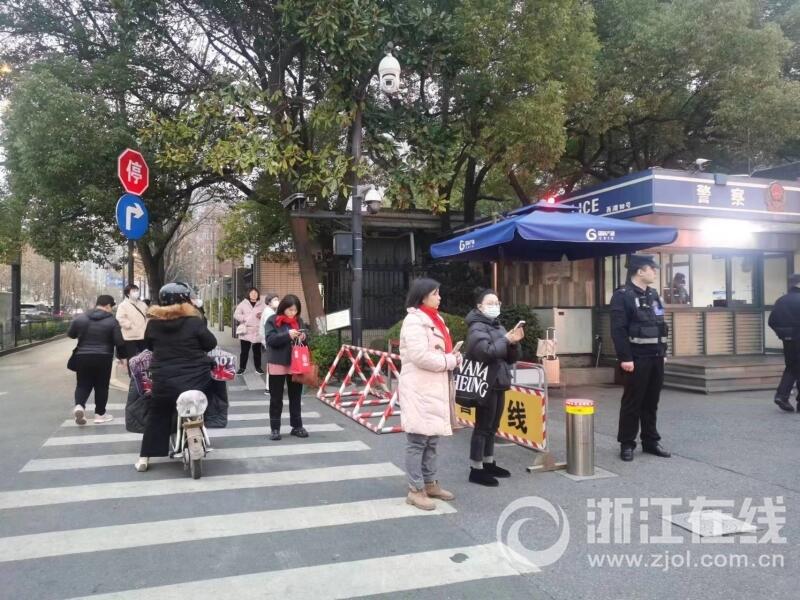 2024年首场高考开考 考点外红色元素满满3.jpg