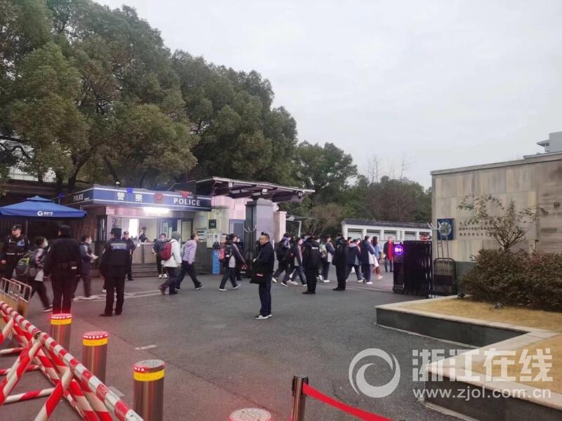 2024年首场高考开考 考点外红色元素满满1.jpg