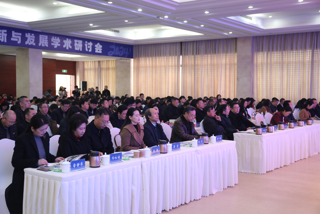 “职普融通背景下的生涯教育创新与发展”学术研讨会在重庆市九龙坡职业教育中心举行1.png
