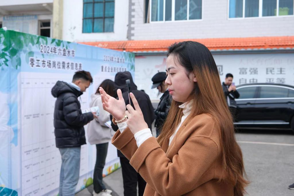 六盘水：“零工市场”助力春茶采摘2.jpg