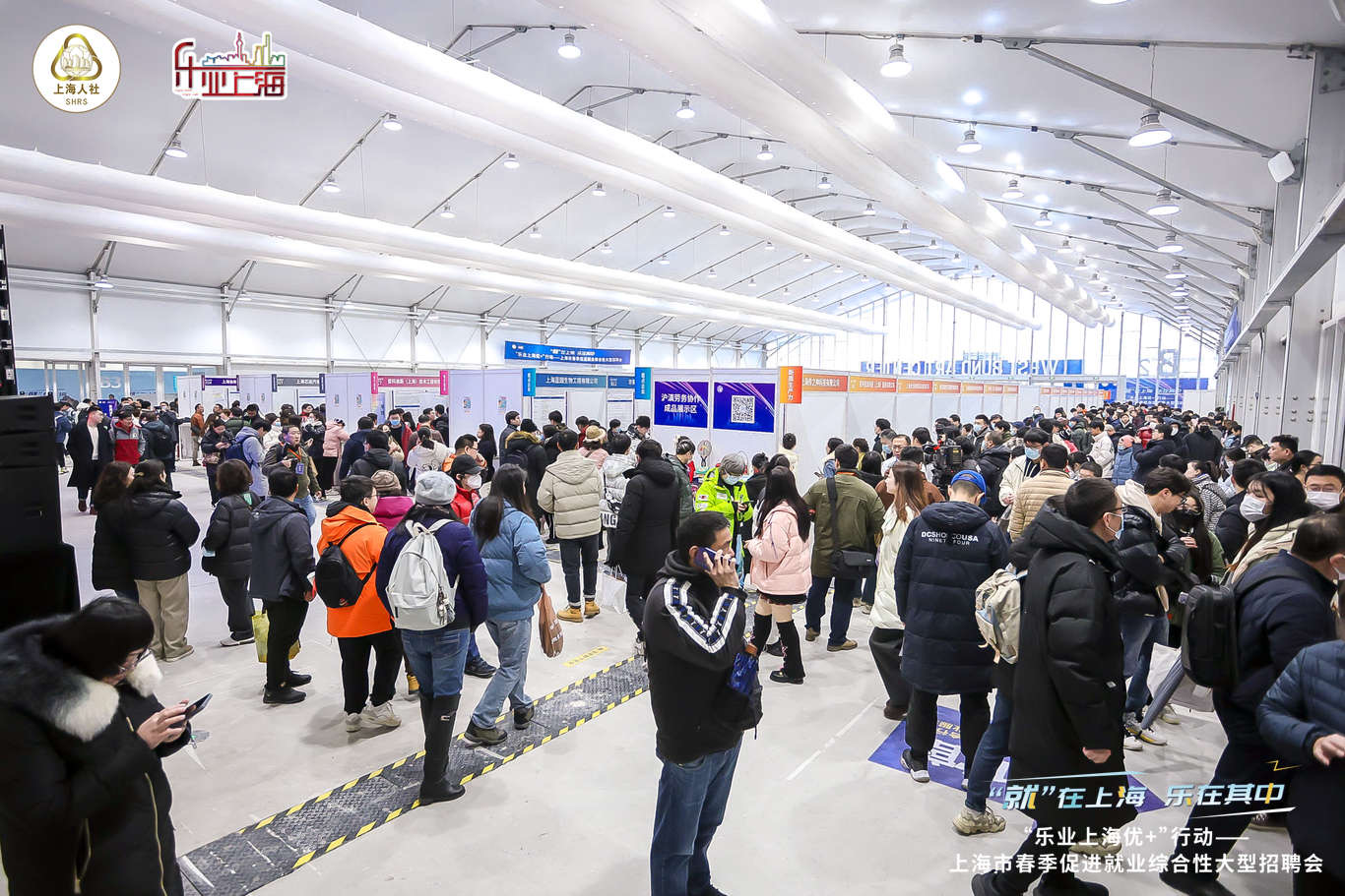 龙年首场大型招聘会热招2万+岗位！灵活就业全面纳入本市公共就业服务体系，将新设一批线下零工市场.jpeg