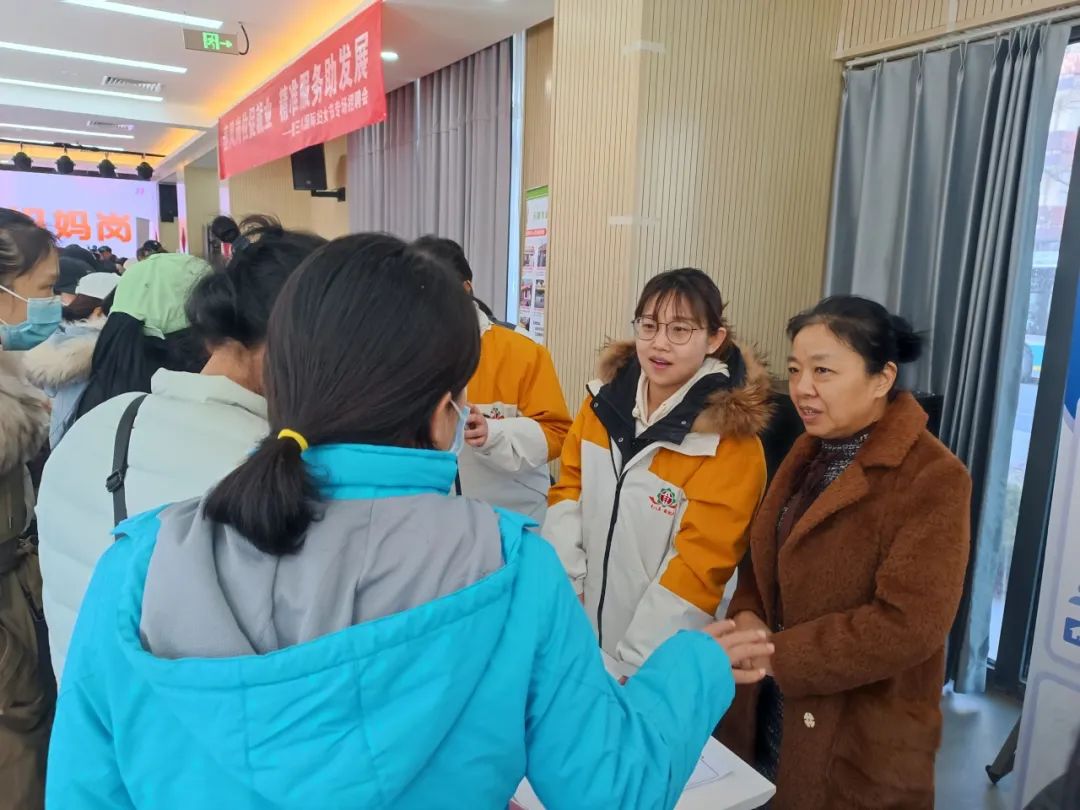 巾帼送岗，八角街道“众业共治”灵活就业服务平台助力妇女节专场招聘会1.jpg