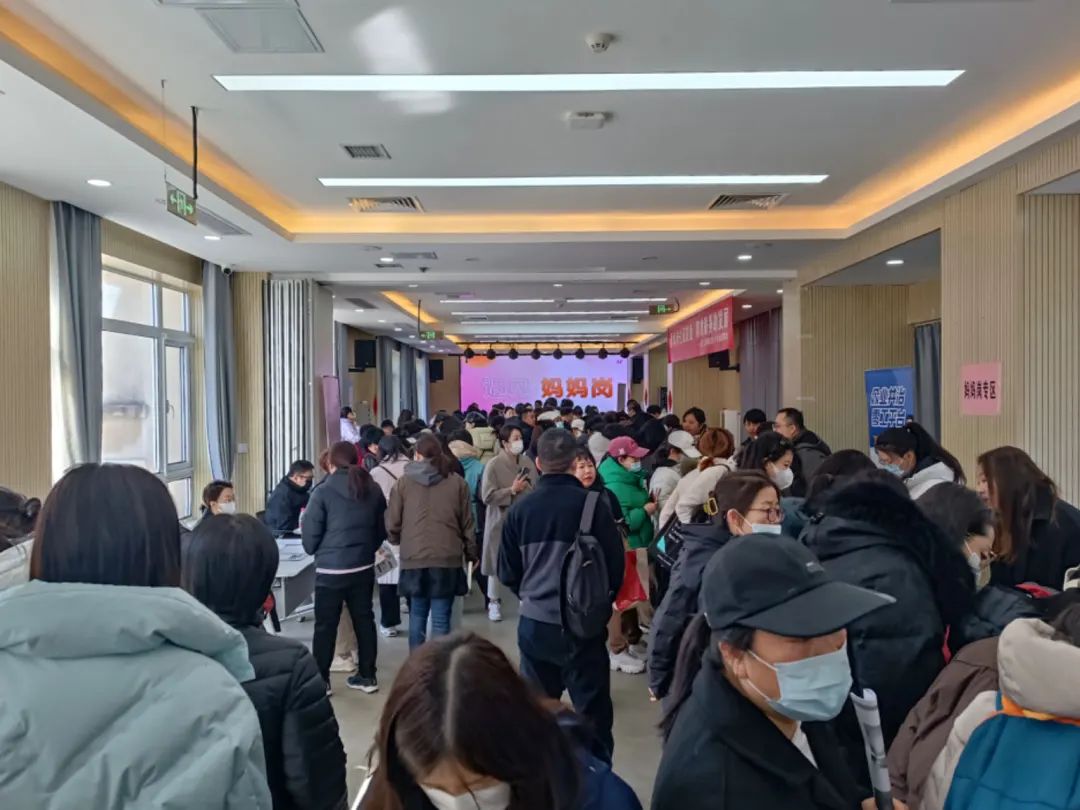 巾帼送岗，八角街道“众业共治”灵活就业服务平台助力妇女节专场招聘会.jpg