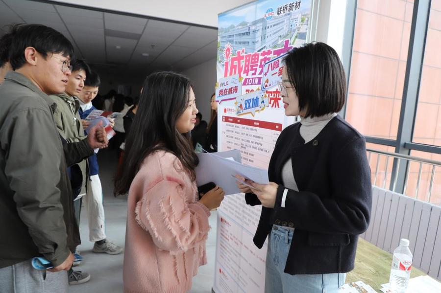 烟台大学八角湾校区首次举办招聘会，8000余名学子到场7.jpg