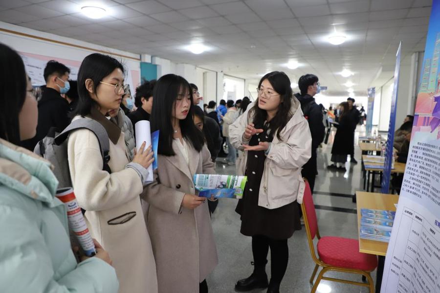 烟台大学八角湾校区首次举办招聘会，8000余名学子到场6.jpg