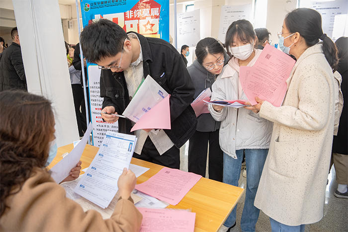 烟台大学八角湾校区首次举办招聘会，8000余名学子到场5.jpg