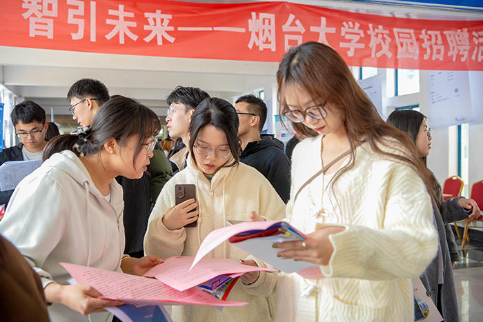 烟台大学八角湾校区首次举办招聘会，8000余名学子到场4.jpg