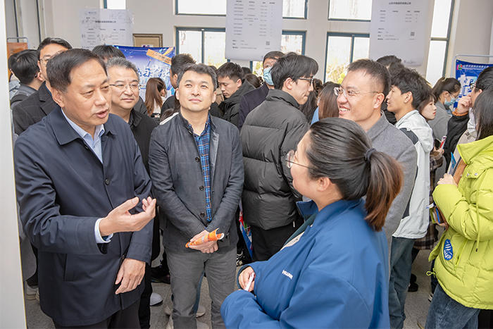 烟台大学八角湾校区首次举办招聘会，8000余名学子到场3.jpg