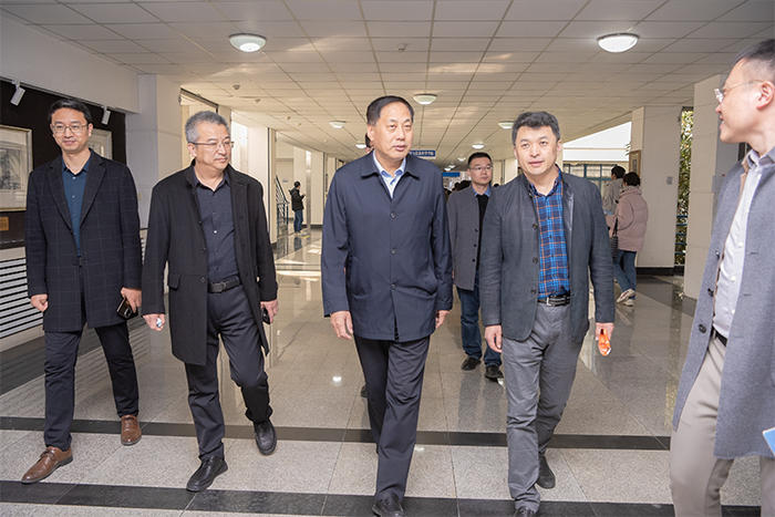 烟台大学八角湾校区首次举办招聘会，8000余名学子到场2.jpg