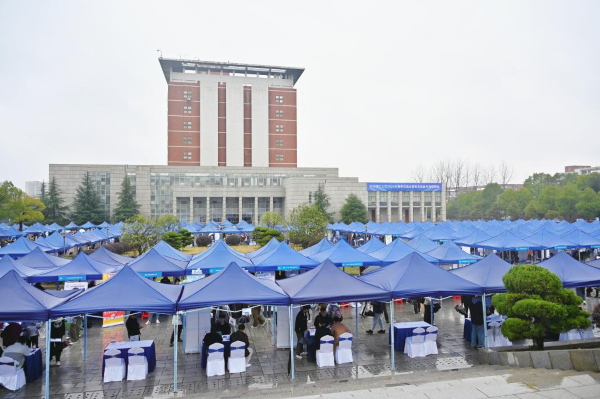长沙理工大学成功举办2024年首场春季大型双选会1.png