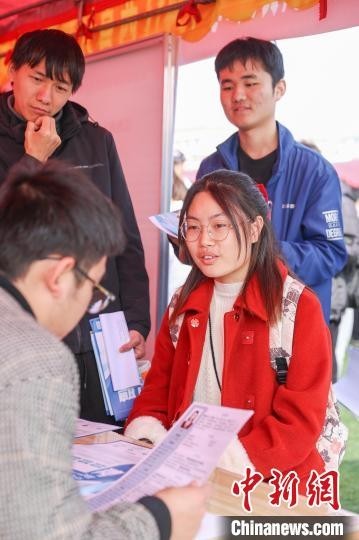 江西高校举行2024届毕业生春季双选会 提供近2万个就业岗位3.jpg