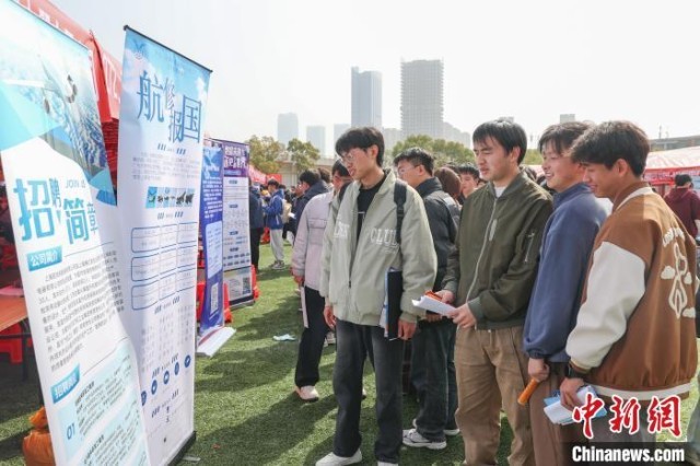 江西高校举行2024届毕业生春季双选会 提供近2万个就业岗位2.jpg