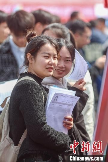 江西高校举行2024届毕业生春季双选会 提供近2万个就业岗位1.jpg