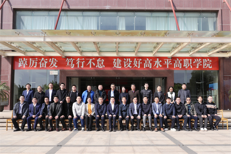 1711087009602953.jpg 常州氢能产业产教融合高质量发展论坛在常州工业职业技术学院召开5.jpg