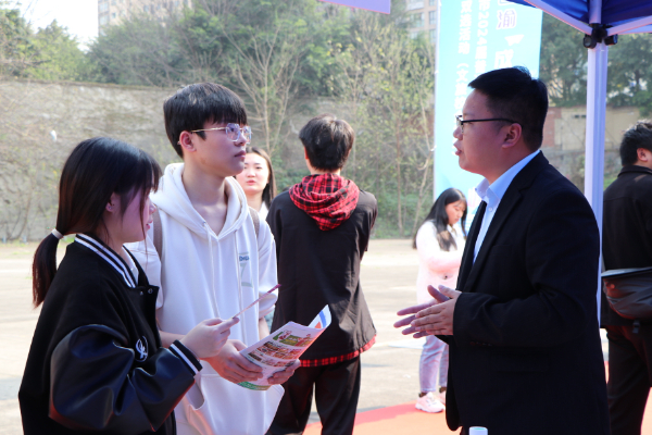 超5000个岗位 重庆市2024届毕业生就业双选会（文旅校企专场）举行 旅游主播等新兴岗位需求增加4.jpg