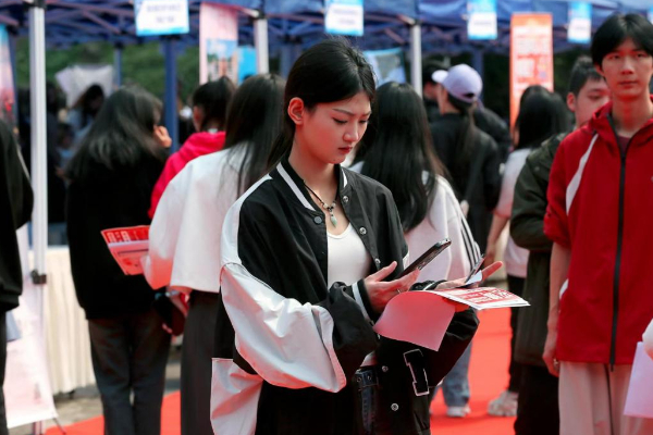 超5000个岗位 重庆市2024届毕业生就业双选会（文旅校企专场）举行 旅游主播等新兴岗位需求增加3.jpg