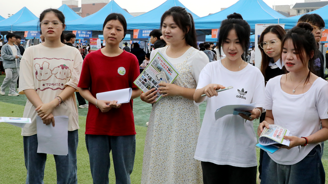 1.5万余个岗位 200多家企业参会！广西制造工程职业技术学院举办2024年春季校园双选会7.png