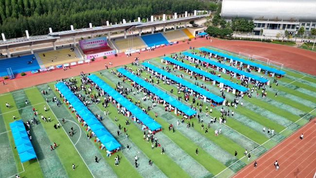 1.5万余个岗位 200多家企业参会！广西制造工程职业技术学院举办2024年春季校园双选会5.jpg