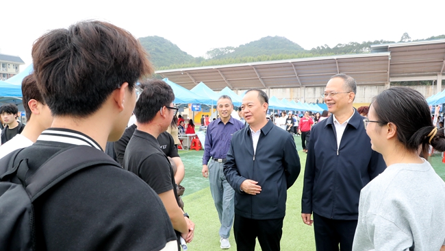 1.5万余个岗位 200多家企业参会！广西制造工程职业技术学院举办2024年春季校园双选会4.jpg