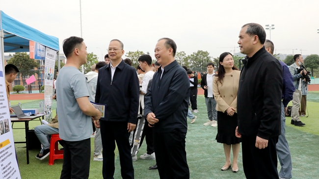 1.5万余个岗位 200多家企业参会！广西制造工程职业技术学院举办2024年春季校园双选会2.jpg