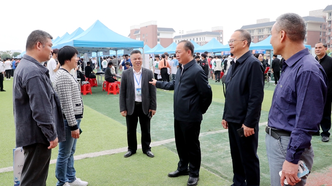 1.5万余个岗位 200多家企业参会！广西制造工程职业技术学院举办2024年春季校园双选会1.jpg
