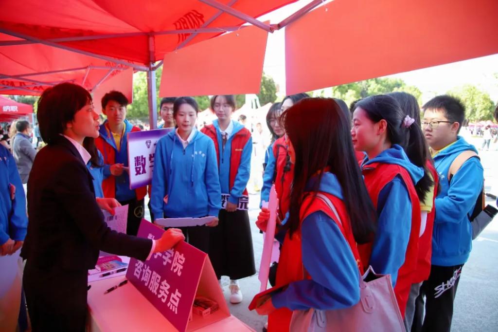 全省师范类专场招聘会今日在云南师范大学举行5.jpg