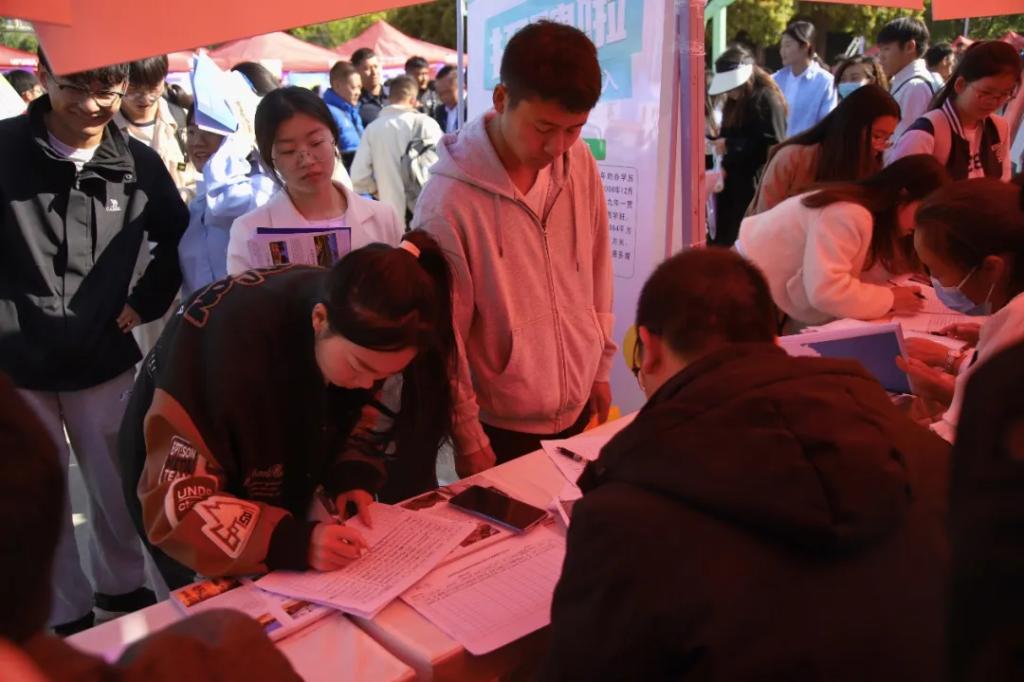全省师范类专场招聘会今日在云南师范大学举行4.jpg