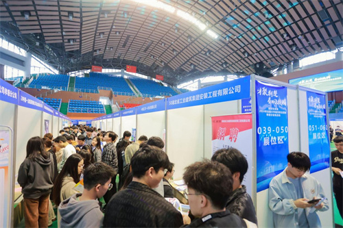“才聚荆楚·春回校园”2024年校企职通招聘专列 驶进孝感高校3.jpg