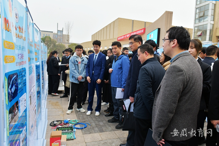 安徽工业大学开展“挑战杯”大学生创业计划竞赛校级决赛1.jpg