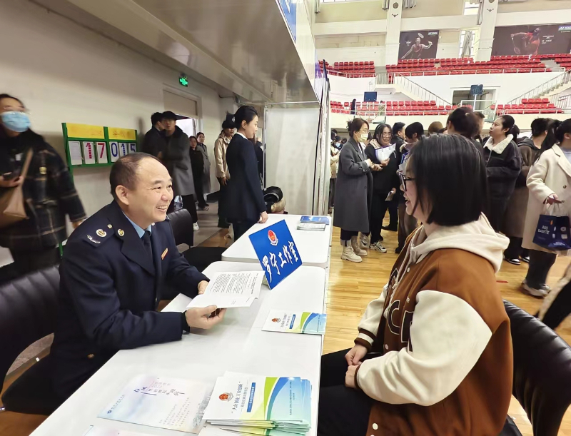 爱民税宣走进校园招聘会 助力大学生实现就业创业梦想.jpg