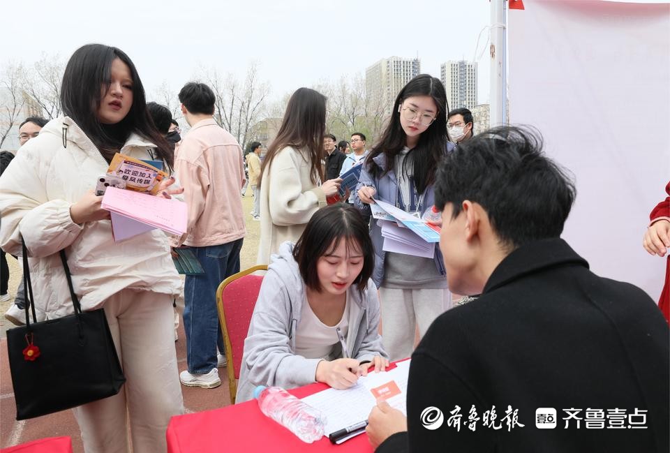 560余家优质企业齐聚济南大学揽才，单场招聘会接收简历超万份1.jpeg