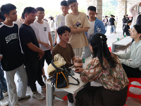 2024年“海南学子·就在海南”三亚理工职业学院春季校园招聘会圆满举行6.png