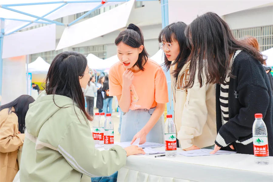 云南工商学院举办2024届毕业生“小而精、专而优”医疗类专场招聘会1.png