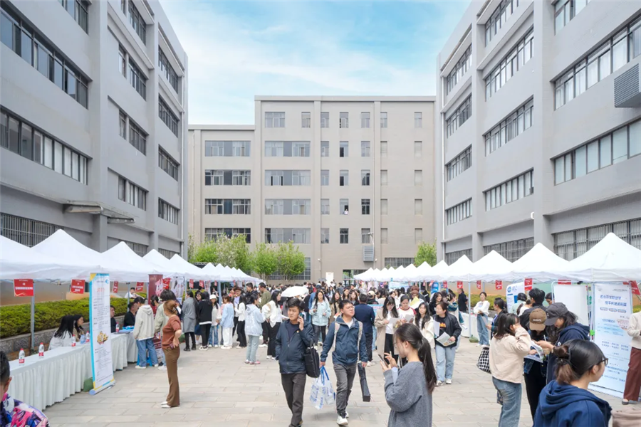 云南工商学院举办2024届毕业生“小而精、专而优”医疗类专场招聘会.png