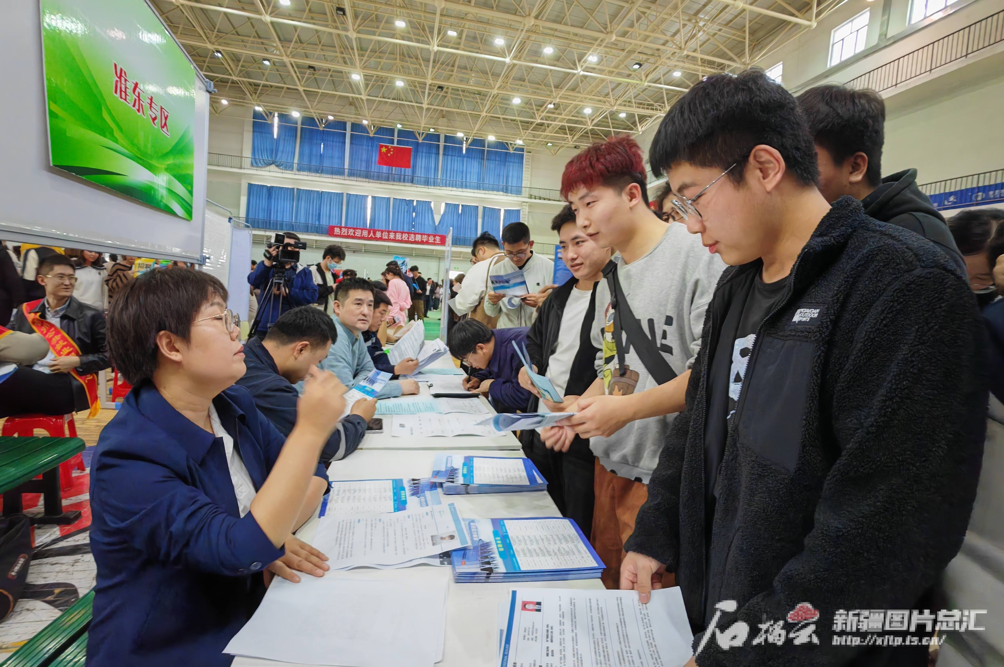 提供岗位7000个，昌吉学院应届毕业生校园里乐享就业服务1.jpg